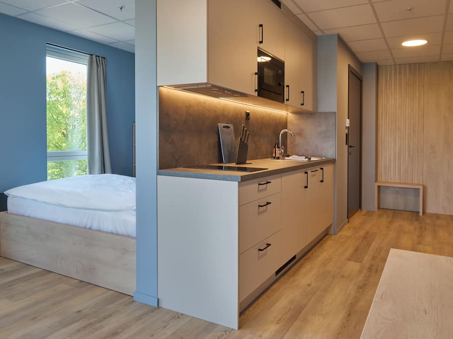 Studiosvit Deluxe | Eget kök | Kylskåp, mikrovågsugn, spishäll och kaffe- och tebryggare