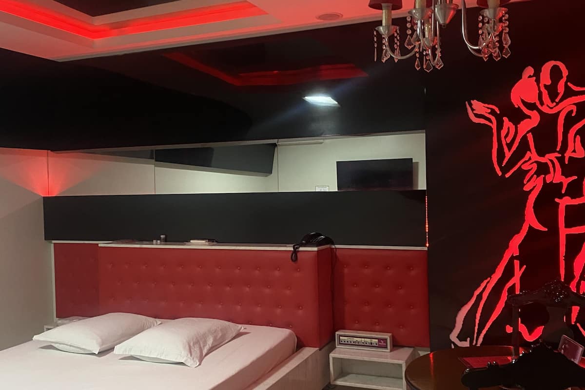 Minibar, decoración personalizada, cortinas blackout y wifi gratis