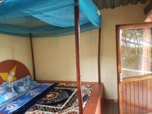 Quarto casal básico, 1 cama Queen | Escrivaninha, ferros/tábuas de passar roupa, berços (sobretaxa)