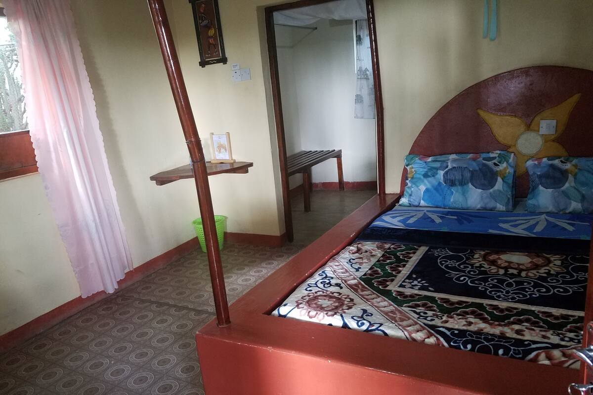 Eenvoudige tweepersoonskamer, 1 queensize bed | Een bureau, een strijkplank/strijkijzer, babybedden (toeslag)