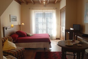 Studio | Desk, rollaway beds, bed sheets
