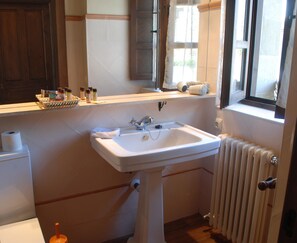 Studio | Bathroom | Free toiletries, hair dryer, towels