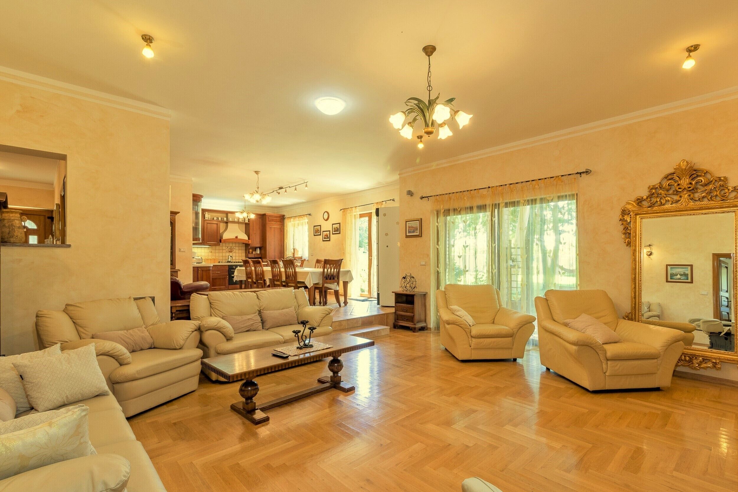 Een smart-tv, een open haard, videogames en een dvd-speler