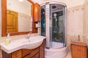 Bañera, bañera de hidromasaje, secador de pelo y bidé