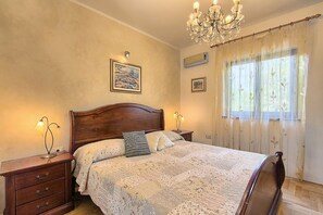 5 chambres, coffre-fort, fer et planche à repasser, lit de bébé portatif