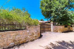 Property grounds - Istrian luxury villa - 300m2, garden 2000m, children's playground, 40m2 pool, WiFi (Šišan)