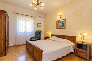 5 bedrooms, in-room safe, iron/ironing board, travel cot