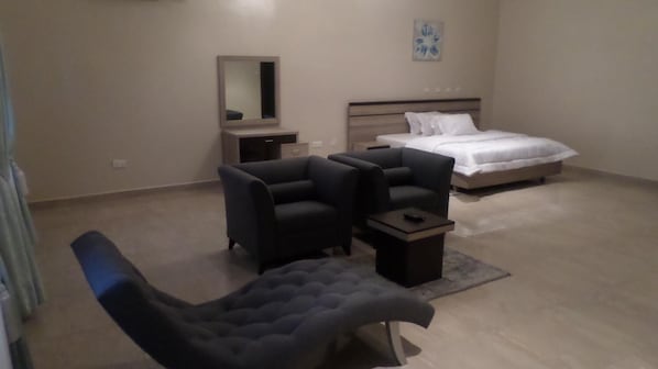 3 bedrooms, soundproofing, iron/ironing board, bed sheets - Gloriana Apartments (Abuja)