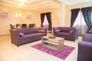 Flat-screen TV - Gloriana Apartments (Abuja)