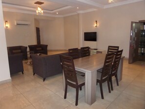 Appartement, 3 slaapkamers | Dineren op de kamer