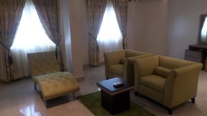 Flat-screen TV - Gloriana Apartments (Abuja)