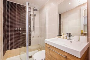 Shower, hair dryer, towels