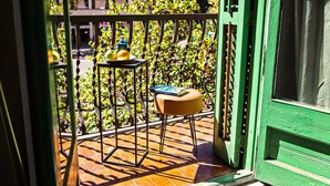 Un balcón con una mesa, una silla y un libro.
