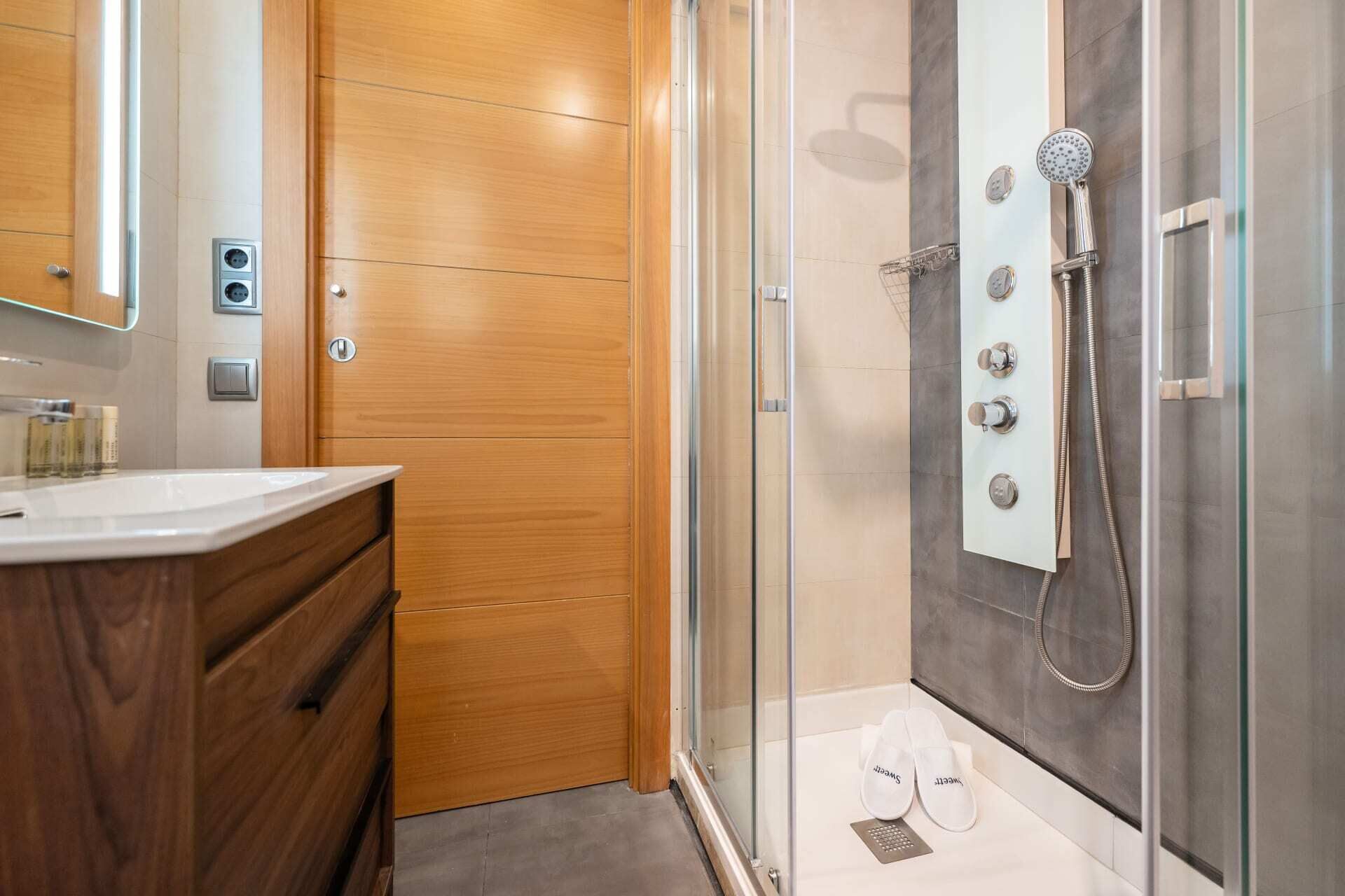 Een douche, een haardroger, handdoeken