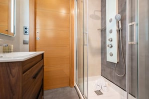 Dusche, Haartrockner, Handtücher