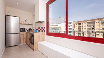 Jääkaappi, mikroaaltouuni, uuni, liesi