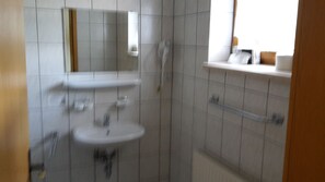 Comfort tvåbäddsrum | Badrum | Dusch, hårtork och handdukar