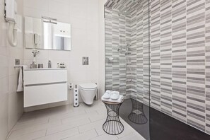 Shower, hair dryer, towels - Sweett | Sants III - Two Bedroom Apartment, Sleeps 4 (Barcelona)