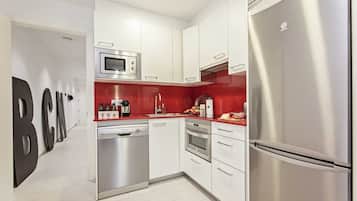 Een koelkast, een magnetron, een oven, een kookplaat