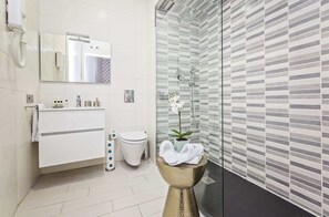 Shower, hair dryer, towels - Sweett | Sants I - Two Bedroom Apartment, Sleeps 5 (Barcelona)