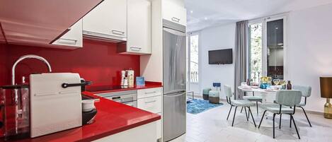 Refrigerador, microondas, horno, placa de cocina