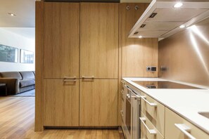 Een koelkast, een microgolfoven, een oven, een kookplaat