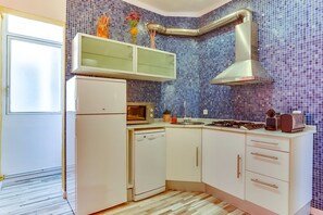Fridge, oven, stovetop, coffee/tea maker - Sweett | Charming in Sant Gervasi (Barcelona)