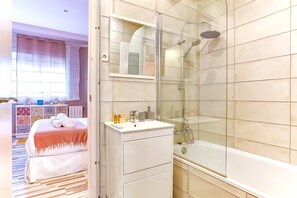 Combined shower/bathtub, hair dryer, towels