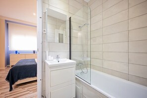 Combined shower/bathtub, hair dryer, towels