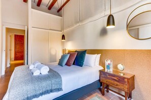 2 habitaciones, escritorio, tabla de planchar con plancha y wifi gratis 