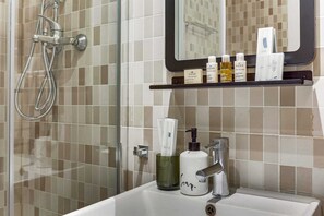 Douche, sèche-cheveux, serviettes fournies