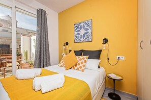 Een bureau, een strijkplank/strijkijzer, gratis wifi, beddengoed