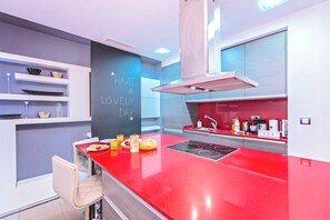 Een koelkast, een magnetron, een oven, een kookplaat
