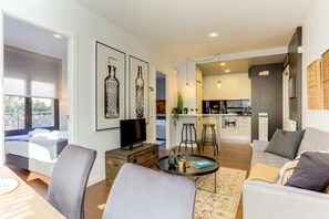 TV - Sweett | Raul - Two Bedroom Apartment, Sleeps 4 (Barcelona)
