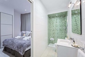 Shower, hair dryer, towels