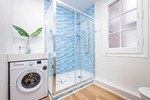 Bañera, secador de pelo y toallas
