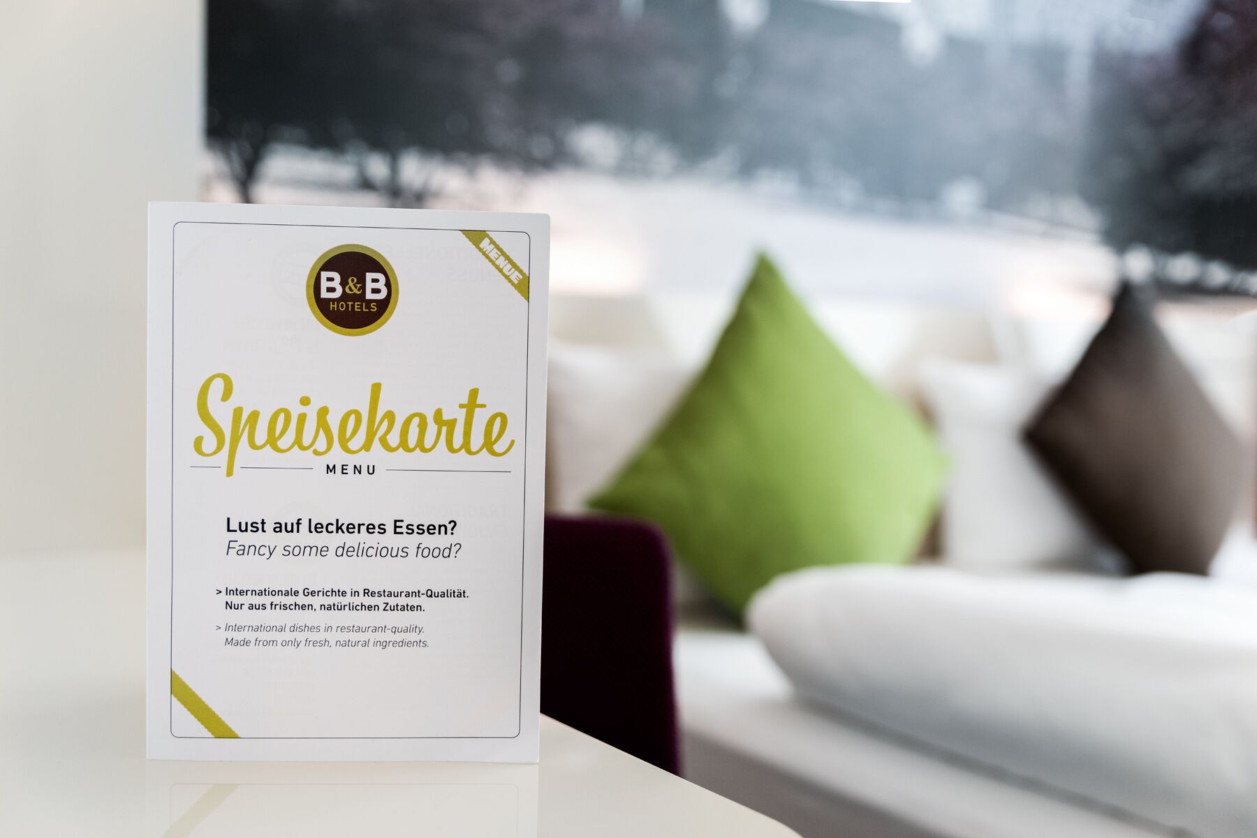 Tarjeta de menú de B&B Hotels con énfasis en platos internacionales elaborados con ingredientes frescos y naturales.