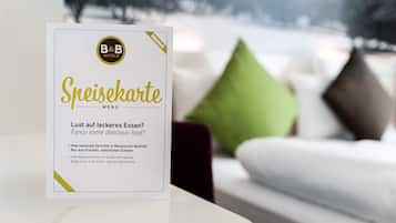Tarjeta de menú de B&B Hotels con énfasis en platos internacionales elaborados con ingredientes frescos y naturales.