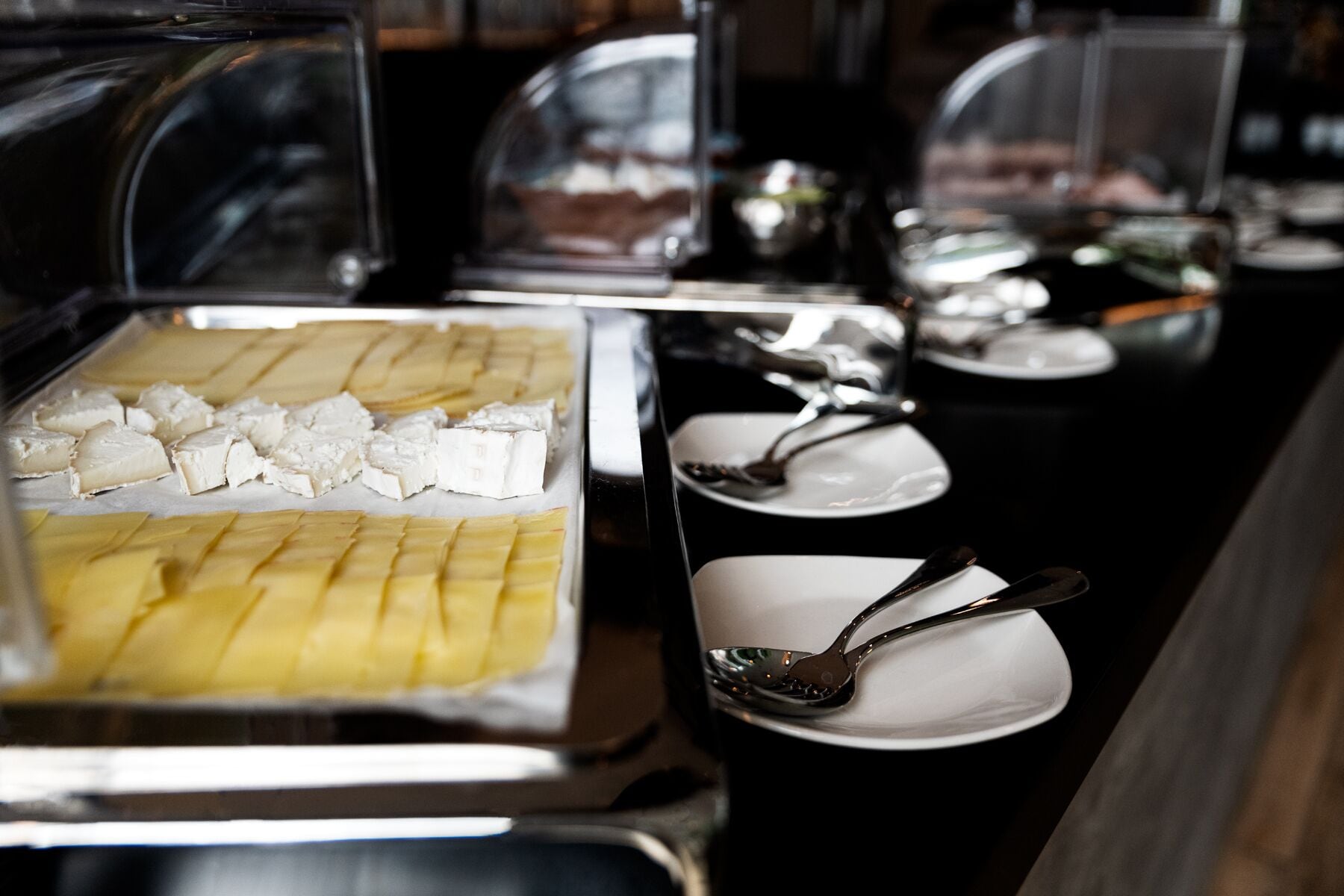 Ein reichhaltiges Buffet mit verschiedenen Speisen und Geschirr.