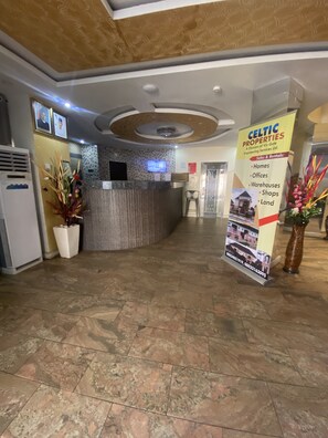 Coin salon dans le hall