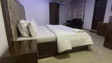 Habitación estándar | Escritorio y ropa de cama