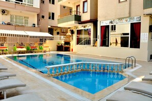 Una piscina al aire libre de temporada