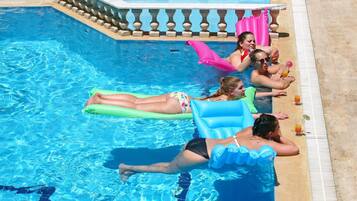 Una piscina al aire libre de temporada