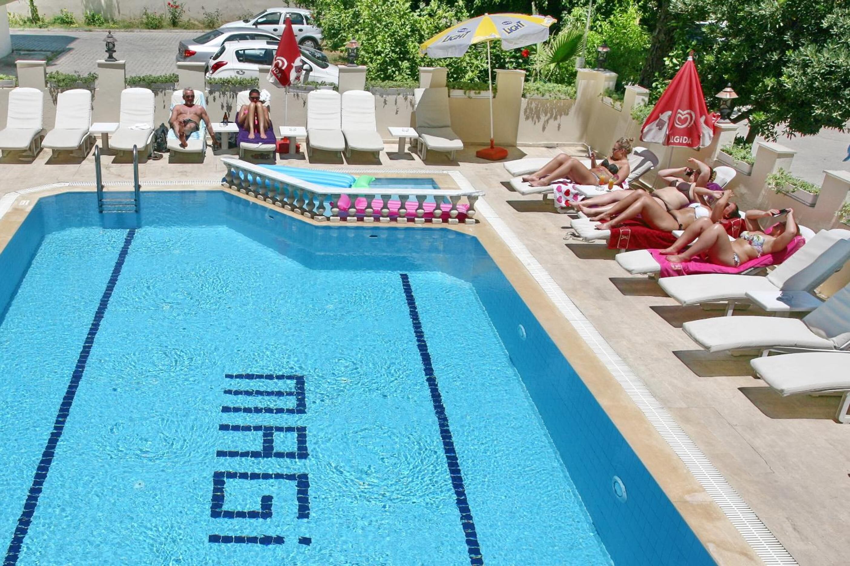 Ein Pool mit Liegestühlen und Sonnenschirmen.