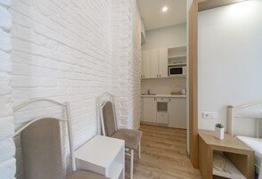 Studio, Non Smoking, Kitchenette | Private kitchenette | Fridge, microwave, griddle, cookware/dishes/utensils