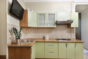 Apartamento luxo, 2 quartos, para não fumantes, cozinha | Cozinha privada | Geladeira, micro-ondas, chapa, talheres/pratos/utensílios de cozinha