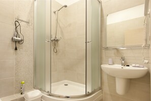Habitación doble, no fumadores, cocina básica | Baño | Artículos de higiene personal gratuitos, secador de pelo y zapatillas
