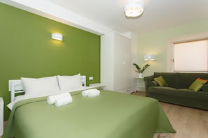 Quarto casal, para não fumantes, sacada | Roupas de cama premium, cofres nos quartos, individualmente decorados