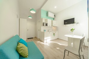 Appartement, niet-roken, balkon | Privékitchenette | Een koelkast, een microgolfoven, een kookplaat