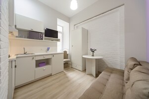 Apartment, Non Smoking, Balcony | Private kitchenette | Fridge, microwave, griddle, cookware/dishes/utensils
